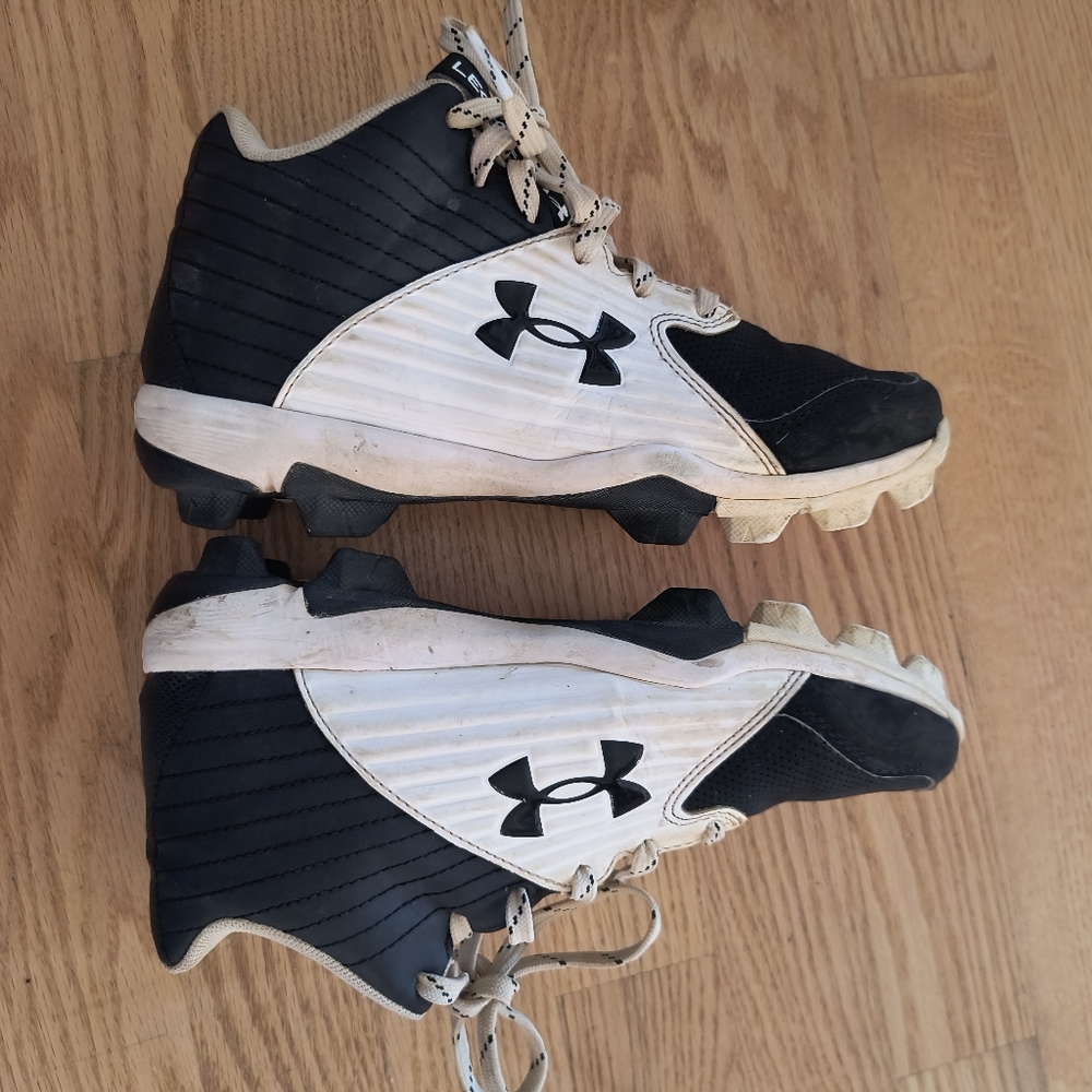 Under Armour White Black Lead off Baseball Cleats Shoes Size Youth 4
